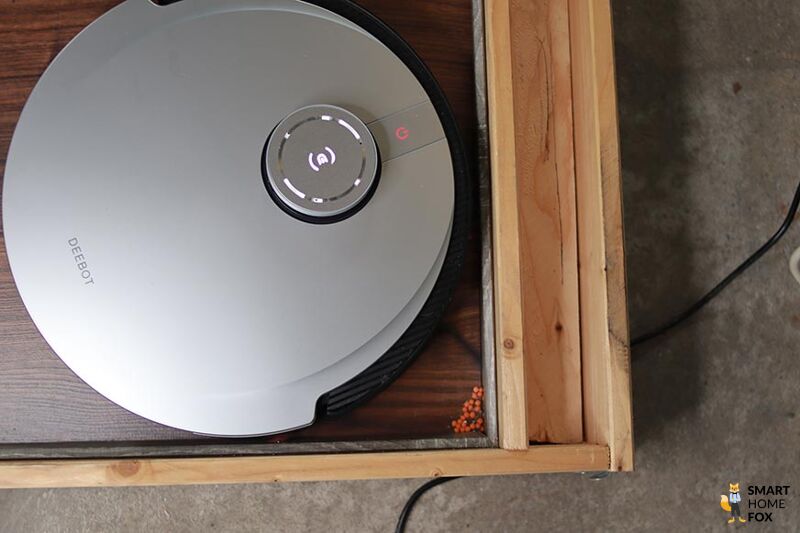 Der ECOVACS DEEBOT X1 OMNI reinigt in einer Ecke.